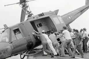En 1975, el U.S.S. Kirk sirvió como plataforma de aterrizaje para los refugiados que salían de Saigón en los últimos días de la guerra
