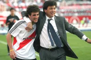 Daniel Passarella, técnico de River, abraza a Gonzalo Higuaín luego de vencer a Boca en 2006
