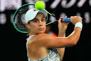 La mirada atenta en la pelota, la técnica elegante..., la N° 1, Ashleigh Barty, venció a Jessica Pegula y avanzó a las semifinales del Australian Open habiendo perdido sólo 17 games en cinco partidos.
