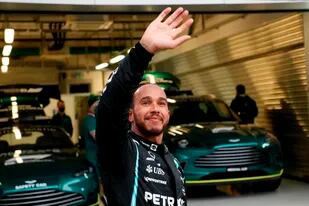 El piloto británico de Mercedes, Lewis Hamilton, celebra después de ganar el Gran Premio de Rusia de Fórmula Uno en el circuito de Sochi