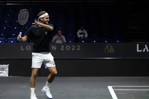 Roger Federer sonríe en los días de su alejamiento del profesionalismo; el tenis le rinde tributo en la Rod Laver Cup