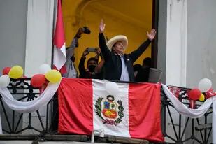 El candidato presidencial Pedro Castillo saluda a sus simpatizantes que festejan los resultados parciales en los que aparece con ventaja sobre su rival Keiko Fujimori, el lunes 7 de junio de 2021 en la sede de campaña de Castillo, en Lima, Perú. (AP Foto/Martín Mejía)