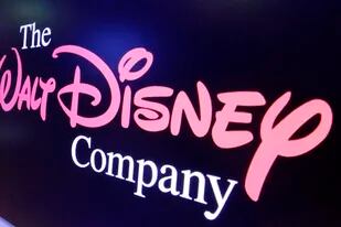 El logotipo de Walt Disney Co. en una pantalla sobre la Bolsa de Valores de Nueva York el 7 de agosto de 2017. (AP Foto/Richard Drew, Archivo)