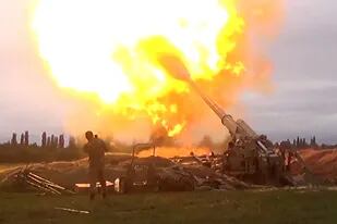 Una captura de imagen tomada de un video disponible en el sitio web oficial del Ministerio de Defensa de Azerbaiyán el 28 de septiembre de 2020, supuestamente muestra un ataque de artillería azerí hacia las posiciones de los separatistas armenios en la región separatista de Nagorno-Karabaj