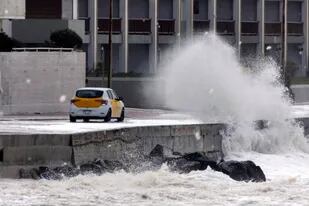 Las olas rompen sobre el paseo marítimo durante el paso de un ciclón subtropical en Punta del Este