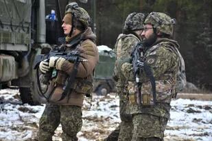Dos soldados de la OTAN se preparan para la movilización, en una imagen difundida por el Departamento de Estado de EE.UU.
