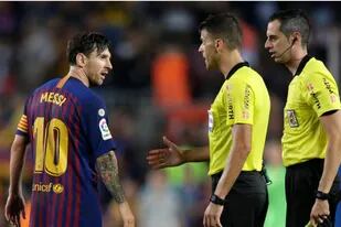 Messi le recrimina a Gil Manzano, que se queda con la mano extendida