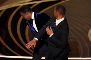 Will Smith le da una bofetada al presentador Chris Rock en el escenario de los Oscar en marzo del año pasado