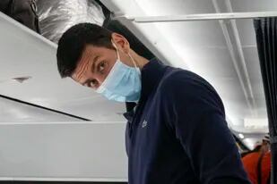 El tenista serbio Novak Djokovic durante el vuelo de regreso a Belgrado tras ser deportado de Australia.