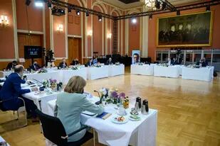El ministro de Salud alemán Karl Lauterbach (centro), habla durante una sesión de trabajo con sus homólogos del G-7 en Berlín, el jueves 19 de mayo de 2022. (Bernd von Jutrczenka/dpa vía AP)