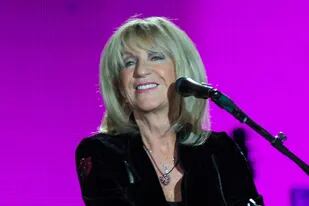 Christine McVie en concierto, en 2015; la exintegrante de Fleetwood Mac murió en Londres, a los 79 años