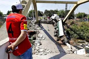 Se cayó un puente en San Miguel de Tucumán mientras lo cruzaba un camión