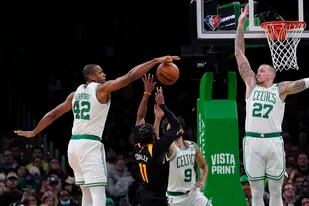 Al Horford (42), pívot de los Celtics de Boston, tapa un tiro de Mike Conley (11), del Jazz de Utah, durante la segunda mitad del juego de baloncesto de la NBA, el miércoles 23 de marzo de 2022, en Boston. (AP Foto/Charles Krupa)