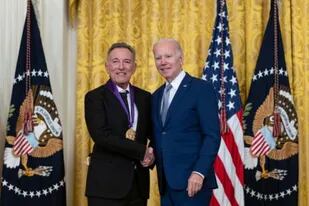 Biden reconoció a Bruce Springsteen por su aporte al cancionero latinoamericano; José Feliciano también estuvo entre los condecorados