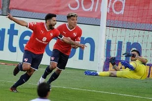 Silvio Romero festeja un gol para Independiente ante Boca; este sábado buscará convertirle a Racing por primera vez