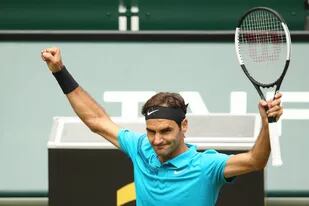 Roger Federer celebra su victoria sobre Benoit Paire