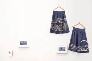 Faldas con textos íntimos bordados en hilo dorado, de Emilia Molina, en la muestra de Urquiza