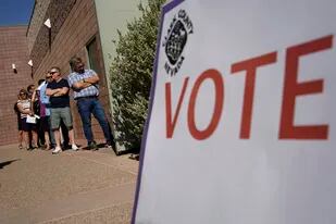 Gente esperando para votar en un centro electoral el martes 14 de junio de 2022 en Las Vegas. (AP Foto/John Locher)