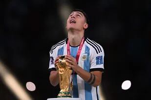 Paulo Dybala mira al cielo tras ganar la Copa del Mundo: ayer, como el 18 de diciembre, se acordó de su padre, Adolfo, fallecido cuando era adolescente