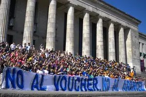 Agrupaciones estudiantiles peronistas y radicales se manifestaron contra "los vouchers educativos"