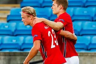 El noruego Erling Braut Haaland celebra con Alexander Sorloth después de marcar un gol.