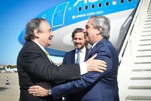 Alberto Fernández llegó a Madrid antes del mediodía español y lo recibió el embajador Ricardo Alfonsín