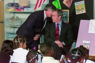 El momento en el que el jefe de gabinete Andrew Card le comunica el ataque a George W. Bush, que participaba de una actividad con niños en una escuela de Florida