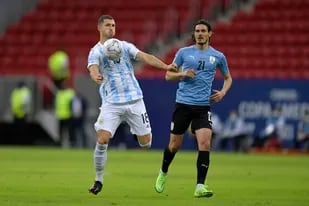 Edinson Cavani ante Guido Rodriguez, en un duelo entre la selección argentina y la uruguaya