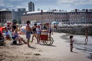 Playas con mucha gente y poco distanciamiento en Mar del Plata