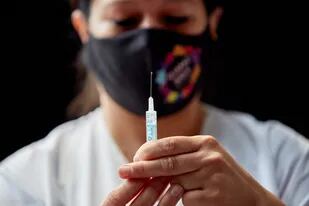 Al menos 13 países de América Latina cambiaron sus leyes para comprar la vacuna contra la covid-19 entre el pasado septiembre y febrero. 
La municipalidad de la Ciudad Capital de Mendoza acondiciono la Nave Cultural para vacunar ahi.