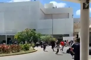 Corridas en el aeropuerto de Cancún por explosiones