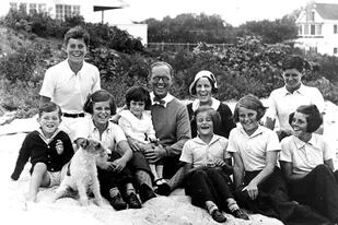 La familia Kennedy en 1931. De izquierda a derecha: Robert, John Fitzgerald, Eunice, Jean. Abajo, Joseph P., Rose Elizabeth, Patricia, Kathleen, Joseph P. Jr. y Rosemary.