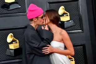 Justin Bieber y Hailey se mostraron cariñosos en la alfombra roja