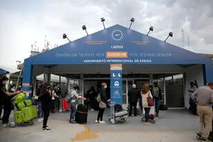 Los testeos en el aeropuerto internacional de Ezeiza siguen a cargo de la empresa sospechada LabPax