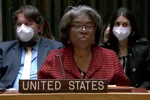 La embajadora de Estados Unidos ante Naciones Unidas, Linda Thomas-Greenfield, habla durante una reunión del Consejo de Seguridad de la ONU, el viernes 11 de marzo de 2022, en las oficinas generales del organismo en Nueva York. (UNTV vía AP)