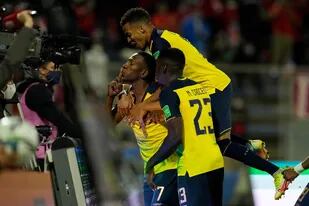 Los jugadores ecuatorianos se abalanzan sobre Pervis Estupiñán, autor del primer gol frente a Chile, durante el partido entre ambos seleccionados disputado en Santiago por las eliminatorias sudamericanas.