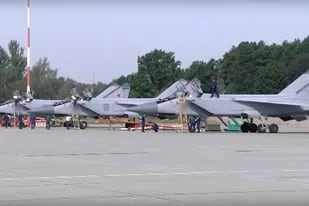 El Ministerio de Defensa ruso difundió imágenes de tres cazas MiG-31 en la base aérea de Chkalovsk, en Kaliningrado