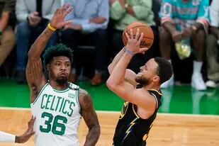 Stephen Curry buscar el aro ante la marca de Marcus Smart; Boston y Golden State, los protagonistas de la definición de la NBA