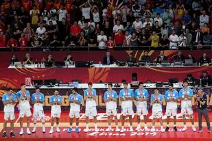 La selección argentina recibe la medalla de plata en Pekín.