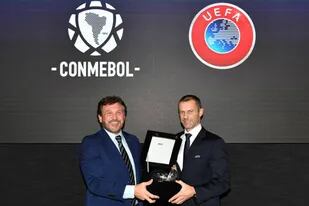 Alejandro Domínguez, presidente de la Conmebol, y Aleksander Ceferin, titular de la UEFA