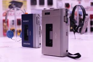 Atrás, el Sony Walkman; adelante, el Pressman, el grabador de periodista que Sony usó como base para el diseño del reproductor portátil