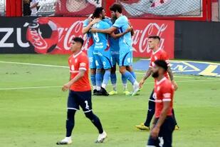 Jugadores de Arsenal festejan uno de los goles contra Independiente.