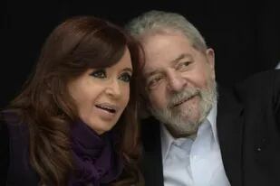 Tanto allegados a Cristina Kirchner como fuentes del Instituto Patria confiaron a LA NACION que la vicepresidenta tiene un “permanente contacto” con Lula da Silva