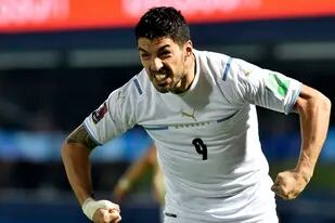 Luis Suarez festeja un gol ante Paraguay en Asunción, por las Eliminatorias para el Mundial de Qatar