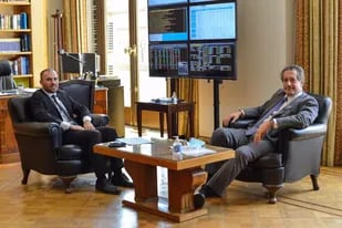 Martín Guzmán se reunió con Miguel Ángel Pesce para mostrar armonía y arreglar detalles de la subasta del bono para encajes de los bancos con que el ministro quiere enviar otra señal al mercado