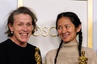La actriz Frances McDormand y la directora Chloé Zhao, las grandes dueñas del triunfo más importante del Oscar 2021