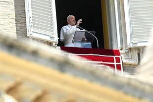 El Papa Francisco se dirige a los peregrinos reunidos en la Plaza de San Pedro en el Vaticano el 12 de julio de 2020