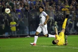 Romarinho define ante Agustín Orion y anota el 1-1 de Corinthians ante Boca en la Bombonera; fue en la ida de la final de la Copa Libertadores 2012