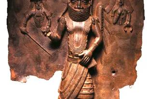 Esta fotografía proporcionada por el Museo y Jardines Horniman muestra una placa de aleación de cobre de Benín que representa un encuentro entre Uwangue, jefe de Benín, y comerciantes portugueses, que aparecen a su izquierda y derecha. (Museo y Jardines Horniman vía AP)