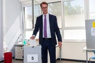 Hendrik Wuest, gobernador de Renania del Norte-Westphalia, al depositar su voto en  Rhede, Alemania, el 15 de mayo del 2022. (Guido Kirchner/dpa via AP)